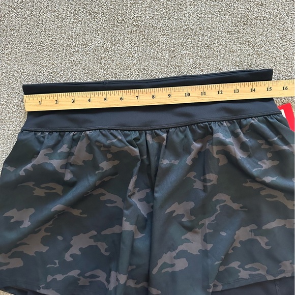 Spanx Get Moving Shorts Black Camo Size XL - Picture 5 of 7